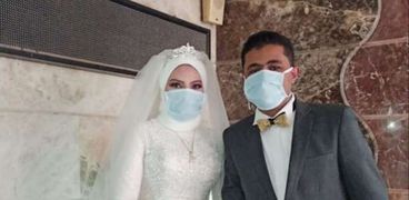 العروسان محمد ونورهان خلال زفافهما