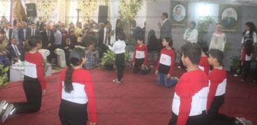أطفال الر سمية للغات بدسوق ينشدون أغنية "قالو ايه" ووزير الثقافة تكرمهم