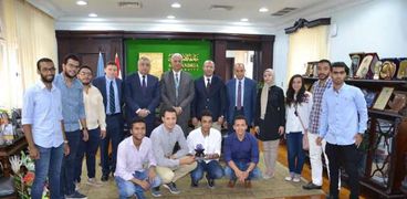 رئيس جامعة الإسكندرية مع الطلاب الفائزين