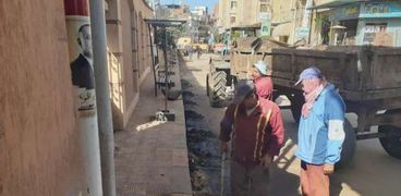 رئيس دسوق تتابع حملة نظافة بمقابر وشوارع المدينة والقرى 