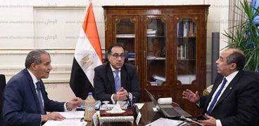 رئيس الوزراء الدكتور مصطفى مدبولي خلال اجتماعه مع وزيري التموين والزراعة