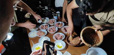 صفحيو غزة يتناولون العشاء على ضوء الهواتف