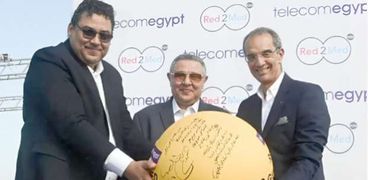 وزير الاتصالات يشهد مد كابل بحرى مصرى