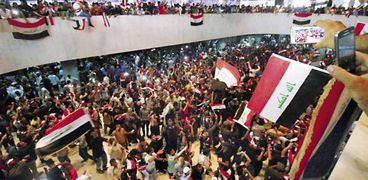 أنصار «الصدر» أثناء اقتحام مبنى البرلمان العراقى «أ. ف. ب»