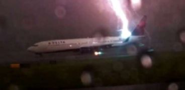 لحظة ضرب العاصفة الرعدية الطائرة بوينج 737 دلتا الأمريكية