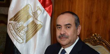 وزير الطيران المدني يفاجئ العاملين بمطار القاهرة الدولي بزيارة تفقدية