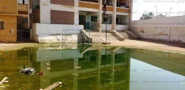 إجازة يومان بمدرسة ابتدائية في أسوان لغرقها بمياه الصرف الصحي