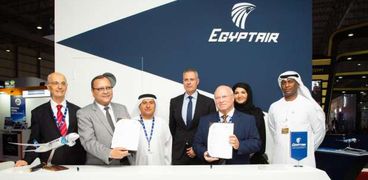 مصر للطيران توقع عقود جديدة بمعرض دبي