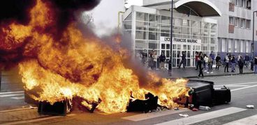 النيران تلتهم المتاريس التى وضعتها الشرطة أمام مدرسة ثانوية فى باريس
