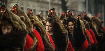 "الدببة" تغزو شوارع رومانيا احتفالا برأس السنة
