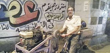 محمد سعد الدين مع معدات عمله