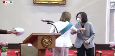 رئيسة تايوان تصافح نانسي بيلوسي