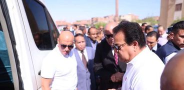 وزير الصحة خلال زيارته إلى محافظة قنا