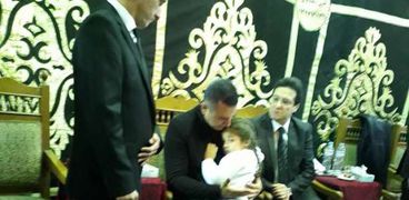 حفيدة سعيد عبدالغني تواسي والدها بعد انهياره في البكاء