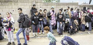 سوريون فى انتظار تصاريح اللجوء على الحدود المقدونية الصربية «أ.ف.ب»