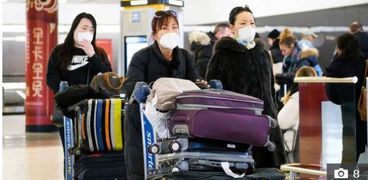 مسافرون صينين خلال عودتهم إلى بلادهم بسبب