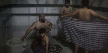 بالصور| الوجه الآخر لسوريا.. أطفال يموتون "جوعا" ورجال يستجمون في "الحمامات العامة"