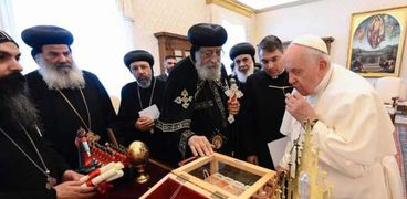 البابا تواضروس يهدي رفات شهداء ليبيا إلى البابا فرنسيس