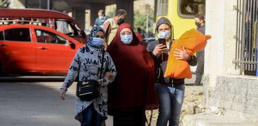 مجموعة من المواطنين المصريين يواجون كورونا بالالتزام بالإجراءت الوقائية
