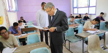 محافظ المنيا خلال تفقد لجان الامتحانات