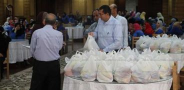 جامعة كفرالشيخ توزع سلع رمضانية على العاملين