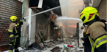 محاولات السيطرة على حريق سوق المنامة القديم