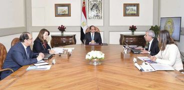 الرئيس يجتمع مع وزراء «التضامن والصناعة والتخطيط»