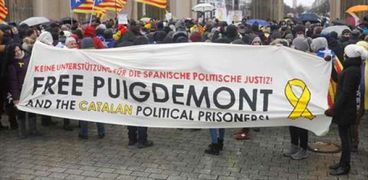 مئات المتظاهرين يطالبون في برلين بالإفراج عن رئيس كتالونيا المُقال