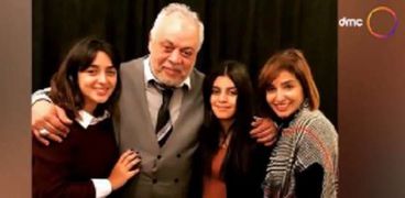 الفنان أشرف زكي بصحبة زوجته روجينا وبناته