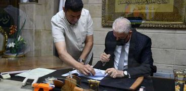 رئيس مدينة دهب يعرض موقف التصالح علي محافظ جنوب سيناء