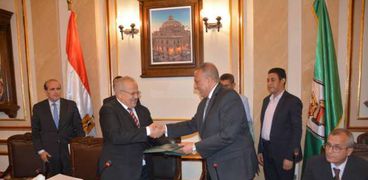 محافظ الجيزة ورئيس جامعة القاهرة خلال توقيع البروتوكول
