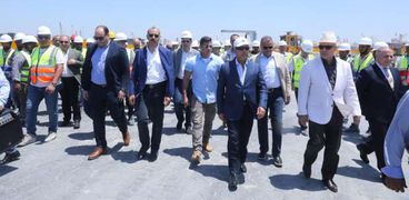 وزير النقل يتفقد المشروعات الجاري تنفيذها بميناء الإسكندرية
