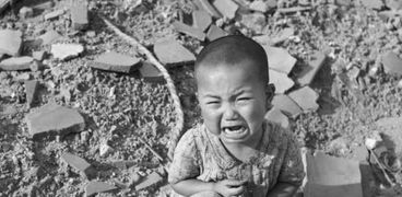 طفل يبكي من آثار التدمير الذي خلفته الحر العالمية الثانية