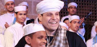 محمود التهامي مع خريجي مدرسة الإنشاد الديني