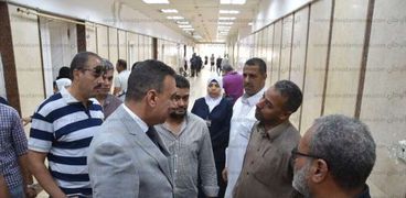 سكرتير عام محافظة مطروح خلال زيارة مستشفى مطروح العام