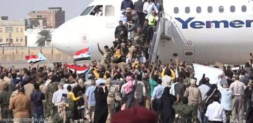 لحظة وصول الحكومة اليمنية إلى مطار عدن