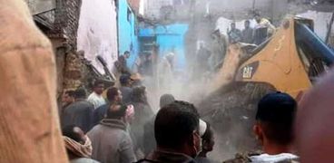 السكرتير المساعد لسوهاج يتفقد موقع حادث انهيار منزل بمدينة جرجا