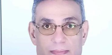 الدكتور علاء عبد الحفيظ أستاذ العلوم السياسية ووكيل كلية  التجارة بجامعة أسيوط