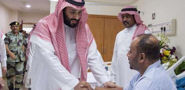 ولي العهد السعودي يشارك مصابي رجال الأمن فرحة العيد