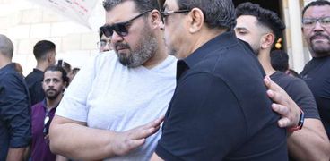 أحمد فتحي في جنازة والده أمس