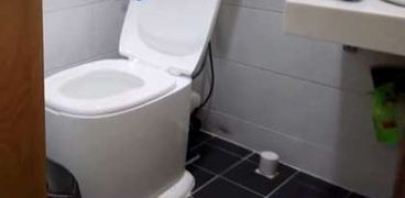 «ثروتك في حمامك».. ابتكار مرحاض يحول الفضلات إلى عملات