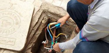 متابعة أعمال صيانة الكهرباء بنطاق حي الجمرك بالإسكندرية