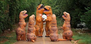 عائلة تحتفل بارتداء زي ديناصورات