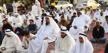 صلاة عيد الفطر المبارك في أحد مساجد الكويت