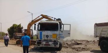 استكمال رصف طريق قري الغروب بمركز ابوقرقاص