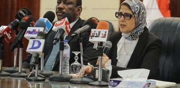 صورة من المؤتمر هالة زايد وزيرة الصحة بصحبة وزير الصحة السوداني