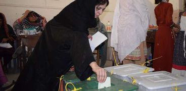 امرأة باكستانية تدلي بصوتها في مركز اقتراع خلال الانتخابات الباكستانية العامة في "كويتا" اليوم