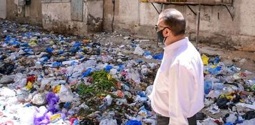 محافظ الإسكندرية أمام أطنان القمامة بمساكن المتراس