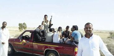 مهاجرون غير شرعيين بعد القبض عليهم بواسطة قوات حرس الحدود أمس