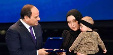 الرئيس عبدالفتاح السيسي يكرم أسرة أحد الشهداء